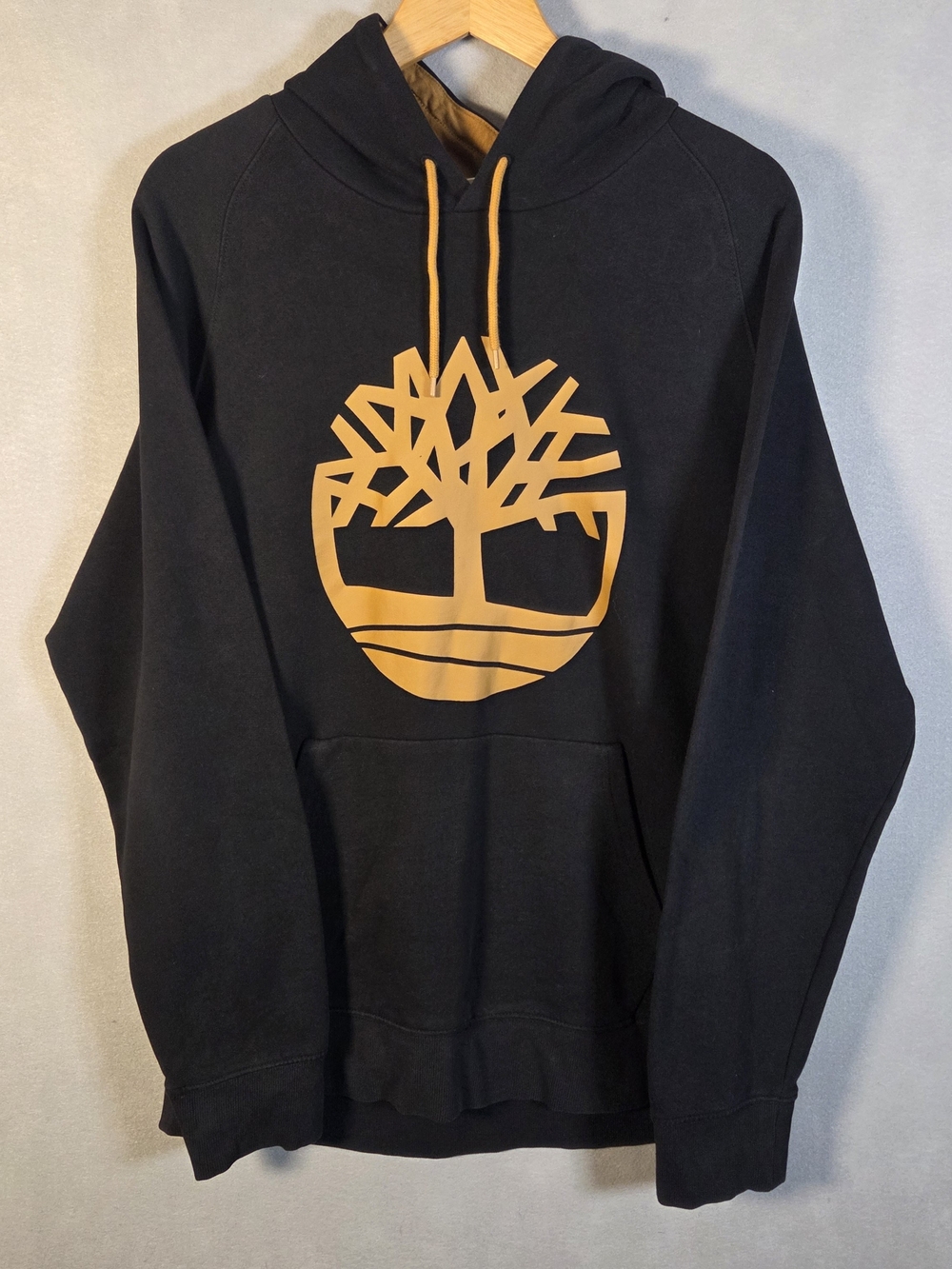 Timberland pullover hoodie with a large wheat-colored tree logo (L690)